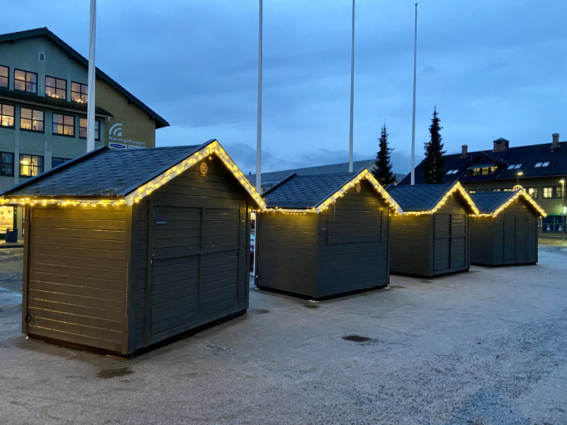 Torgbodene er julepyntet