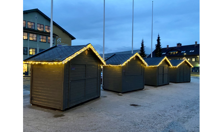 Torgbodene er julepyntet